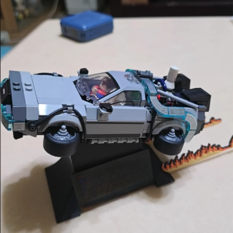 Фото Подставка для демонстрации машины времени DeLorean из фильма «Назад в будущее» с эффектом пламени — совместима с конструктором Lego 77256. №3