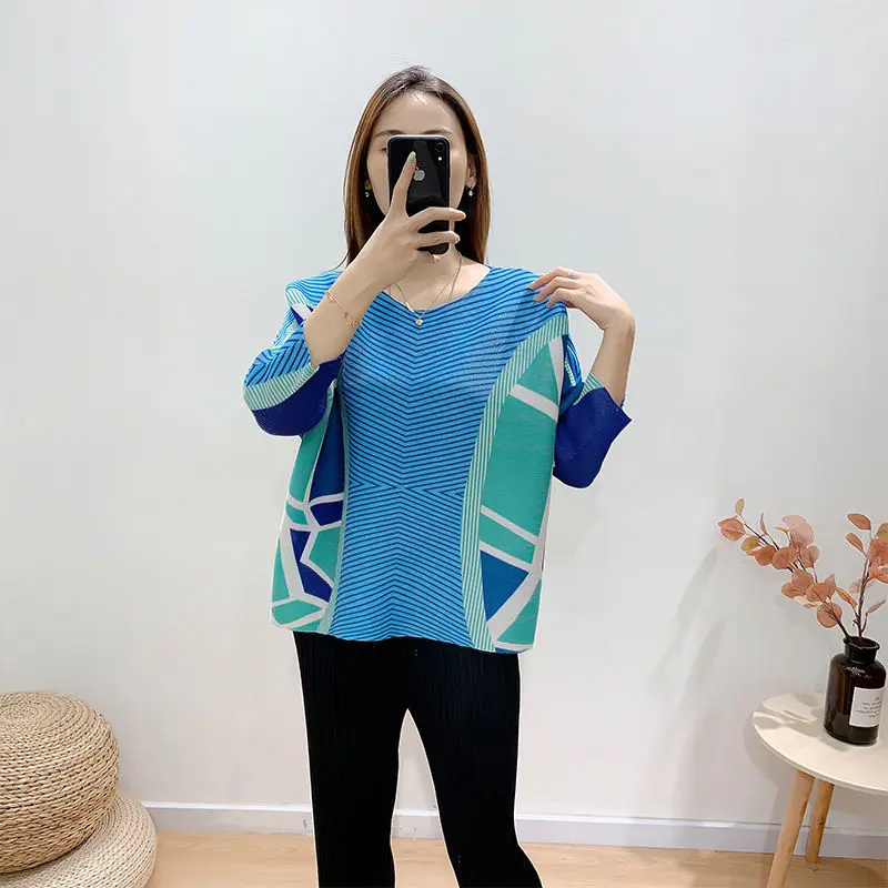 

Female t shirt 2022 spring new western style pleated fashion trend printing women's top large size loose slimming o neck T-shirt