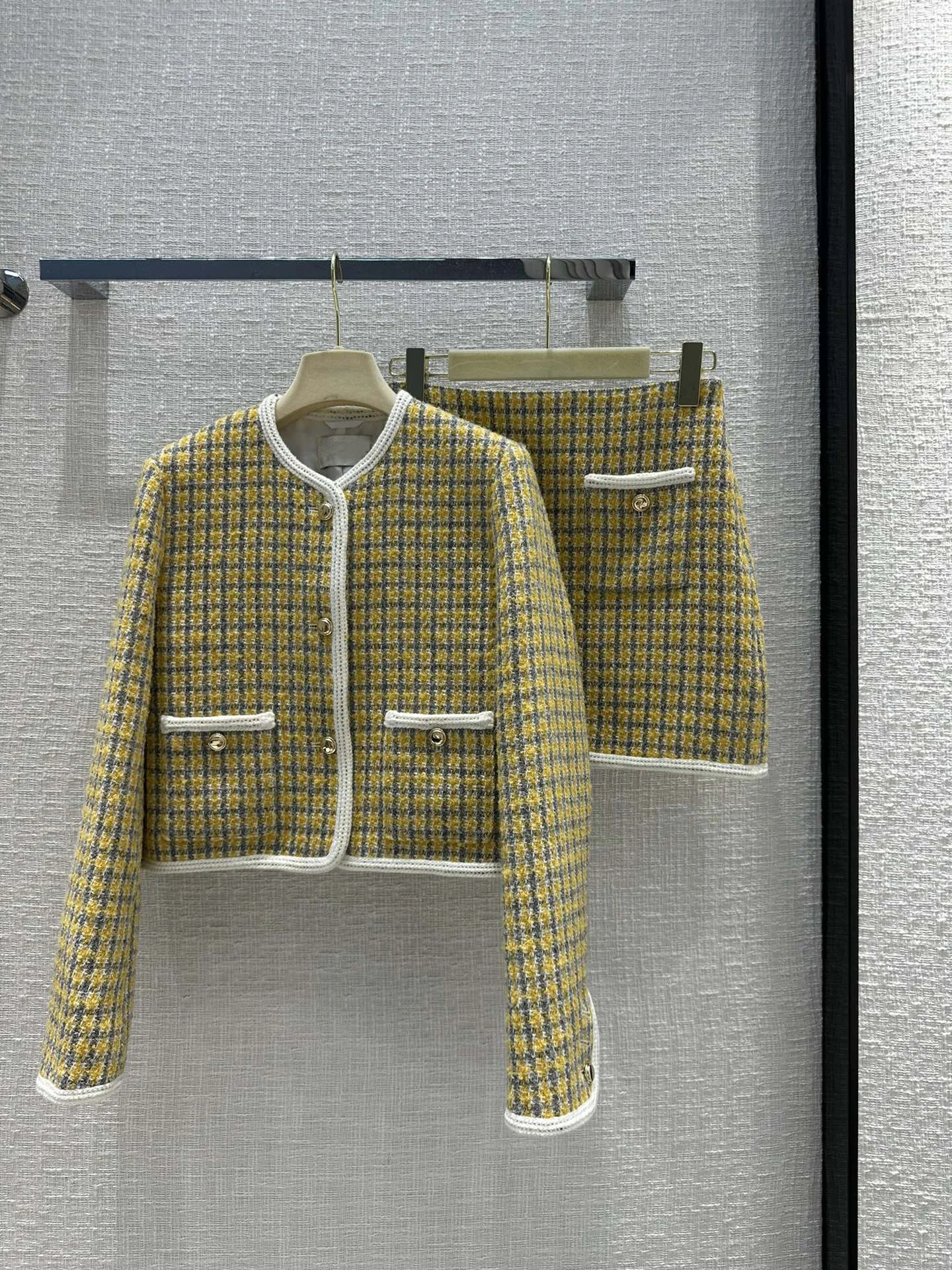 

2023New yellow-green floral plaid suit, hand-crocheted floral ribbon patchwork round neck bomber jacket with small A skirt8.3