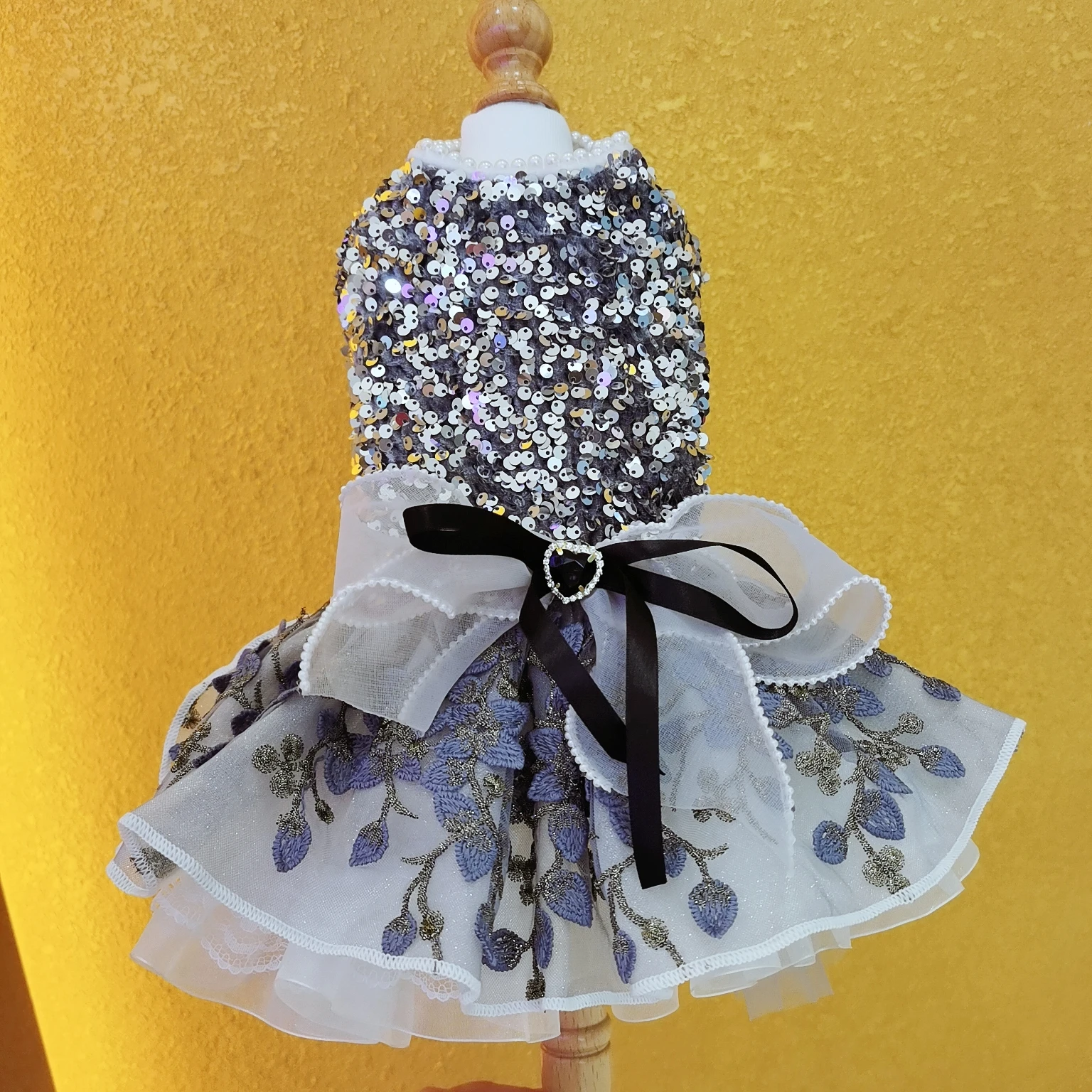 

Luxury Shining Sequin Pet Dog Clothes Handmade Fine Embroidered Crystal Heart Bow Lace Princess Dress For Small Medium Puppy Dog