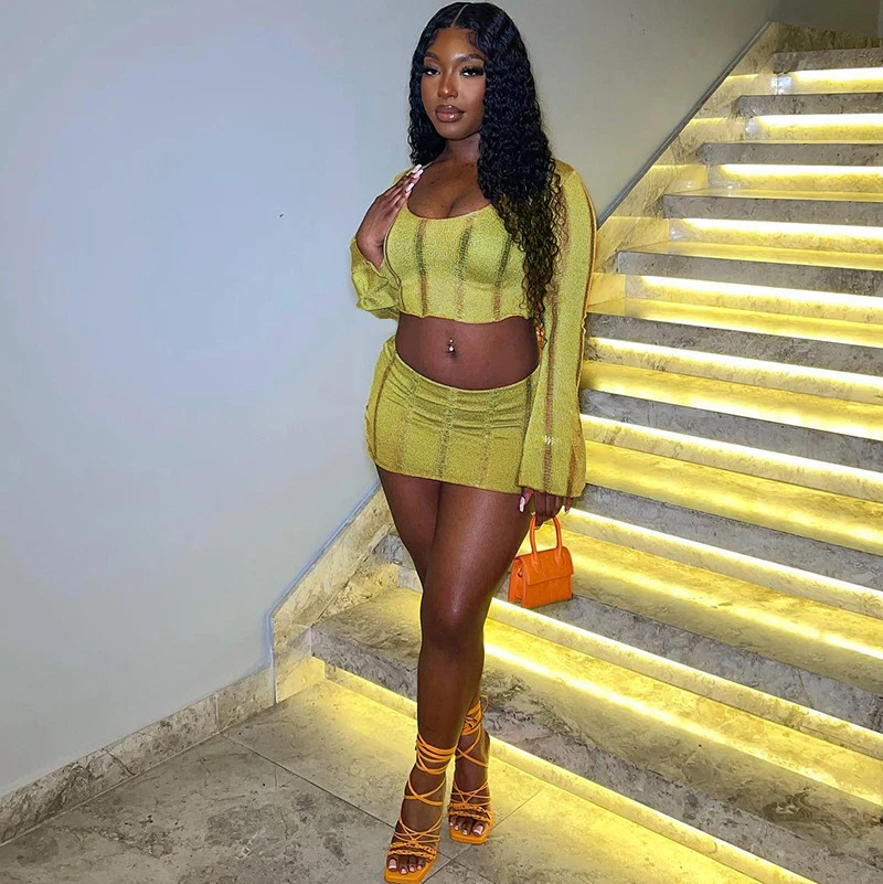 

Женский ажурный вязаный комплект из двух предметов, привлекательный короткий топ с круглым вырезом и длинным расширяющимся книзу рукавом, ...