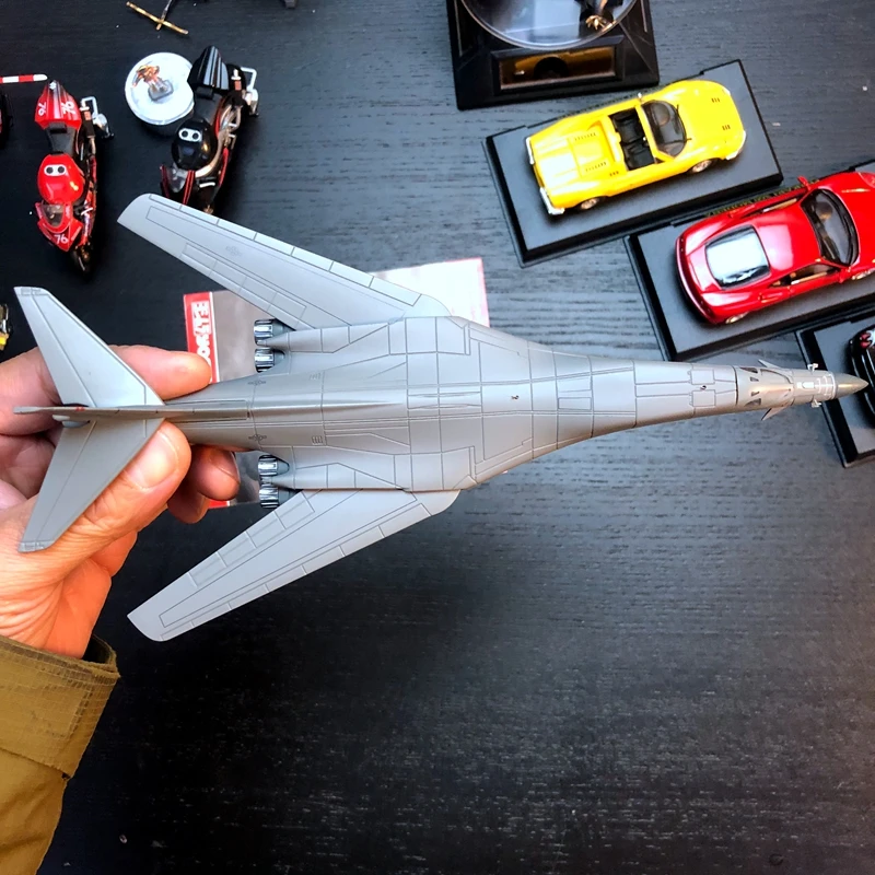 

Die-cast display model WLTK 1/200 US B-1B Bomber Lancer Diecast Model