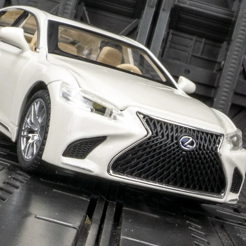 

Модель автомобиля игрушечного из сплава, 1:32, Lexus LS500H