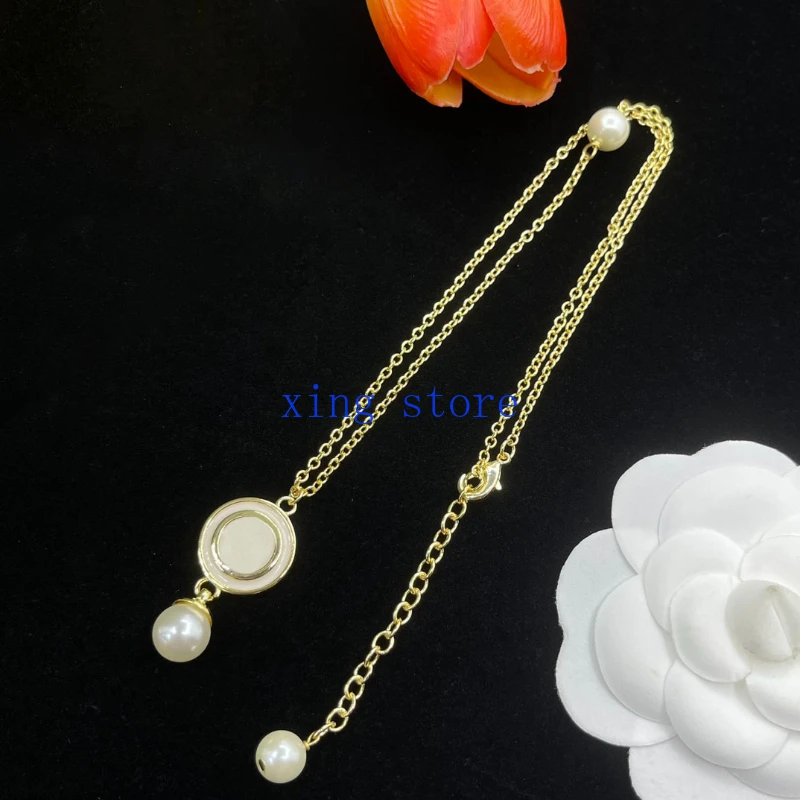 2024 Новое модное классическое женское ожерелье с круглым кулоном из
