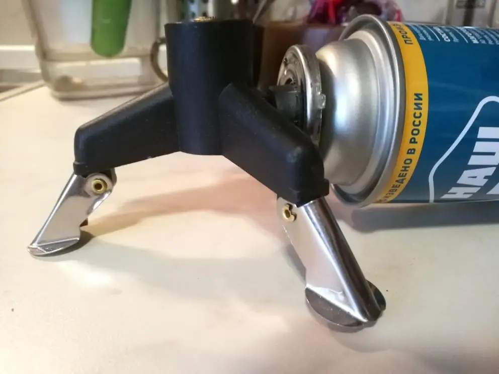 Портативная наружная газовая плита со стойкой-адаптером для кемпинга с тремя ножками и переходником для бутылок.