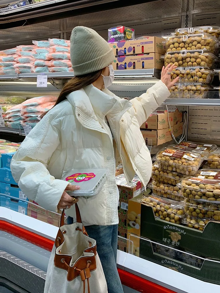 Кремово-белый короткий пуховик с воротником-стойкой женский зимний 2024 новый