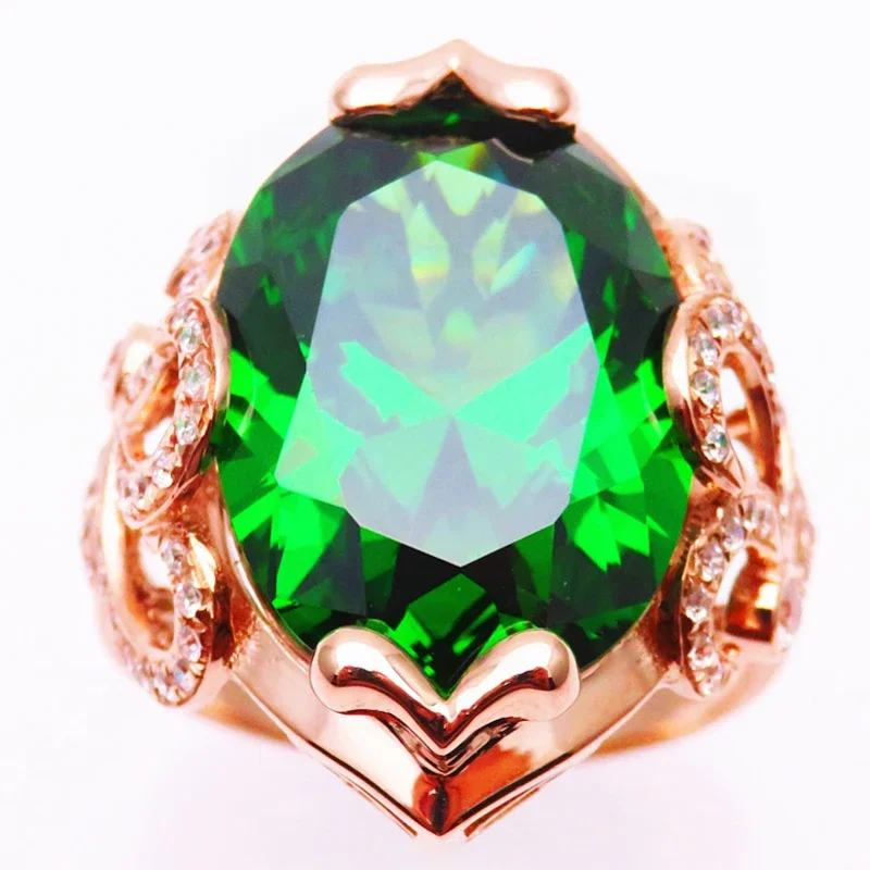 Роскошные изысканные кольца из фиолетового золота 585 пробы с изумрудным