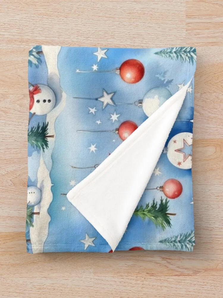 Снеговики и украшенные рождественскими елками против синего снежного неба.