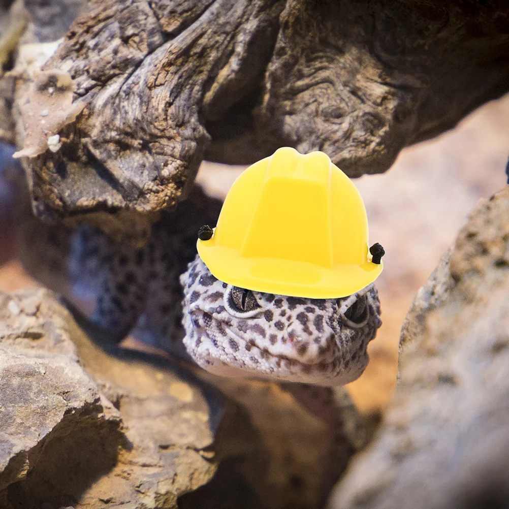 

Miniature Plastic Reptile Safety Hat Decoration Lightweight Lizard