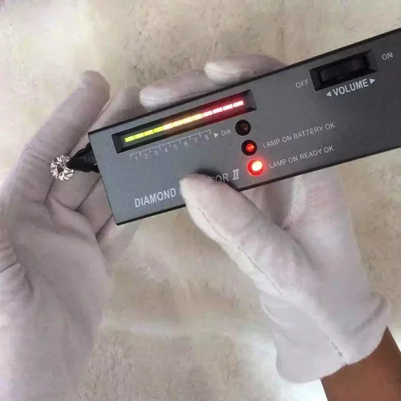 Роскошное кольцо из белого золота 18 К с короной и инкрустацией круглые кольца