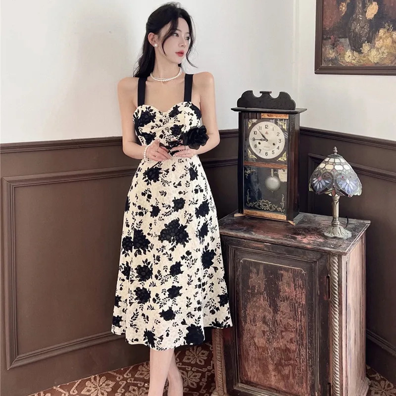 

Новинка лета 2023, французское острое платье для девушек с уникальным дизайном и цветочным оформлением