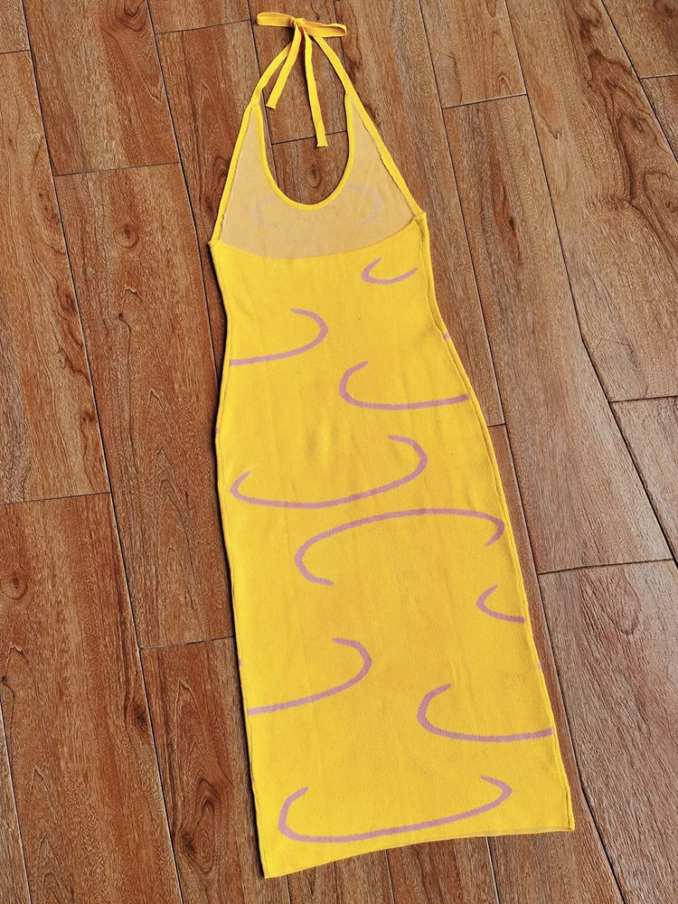 Женское трикотажное облегающее платье желтое миди без рукавов с принтом пейсли