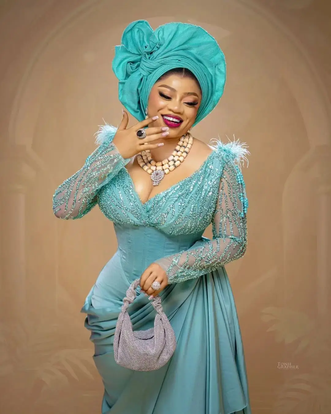 Aqua размера плюс нигерийские Выпускные платья с глубоким V-образным вырезом