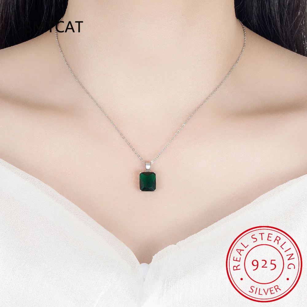 Цепочка из серебра 925 пробы с искусственным муассанитом и изумрудом