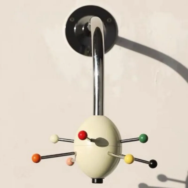 Настенная вешалка для одежды в винтажном стиле