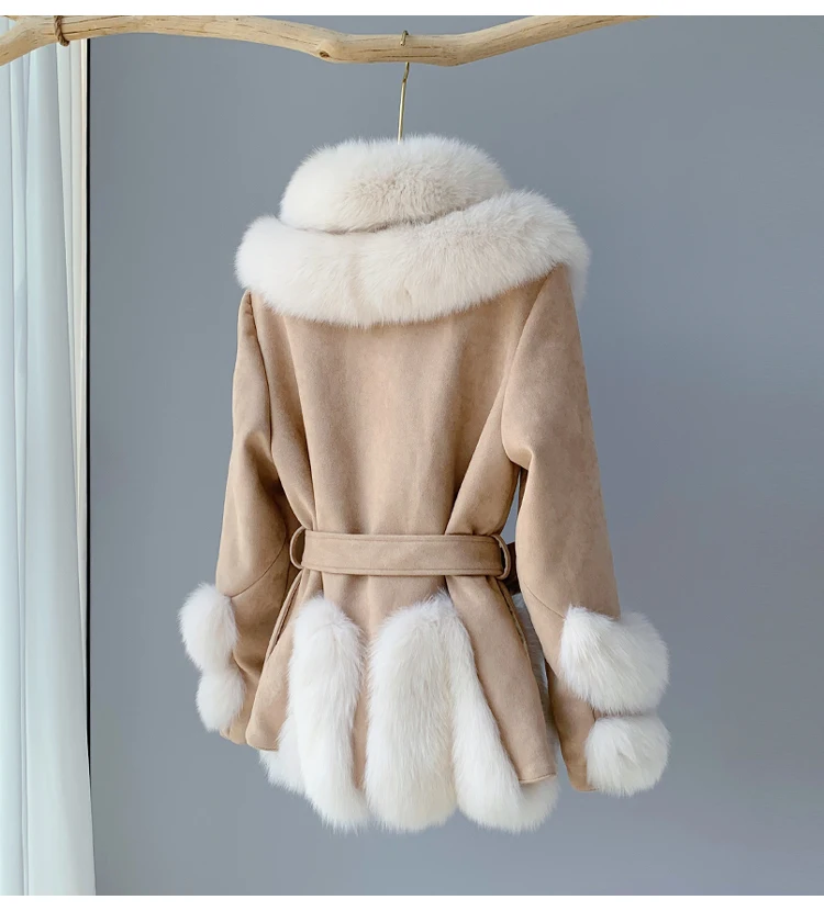 Женская зимняя куртка-пуховик средней длины с воротником из натурального