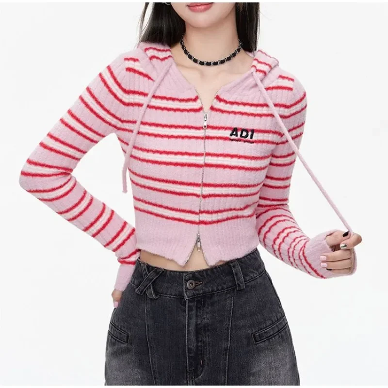 Женский трикотажный свитер с капюшоном в полоску