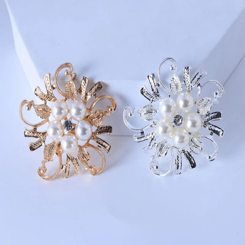 

Fashion Jewelry Vintage Gold Color Hollow Metal Flower Brooch Pins Crystal Imitation Pearl Floral Brooch Wedding Accessories
