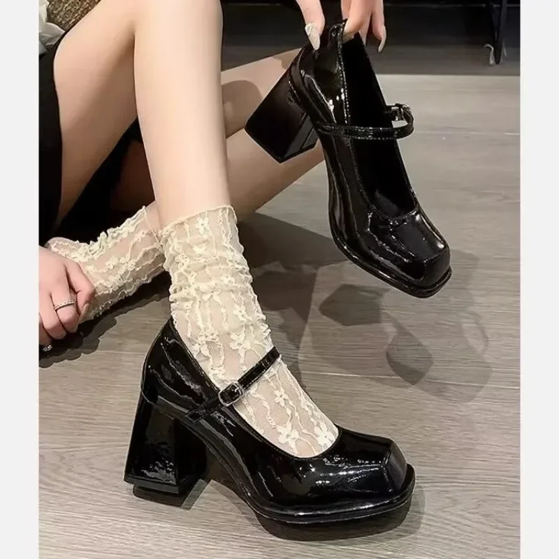 Туфли женские на высоком каблуке с ремешком и пряжкой