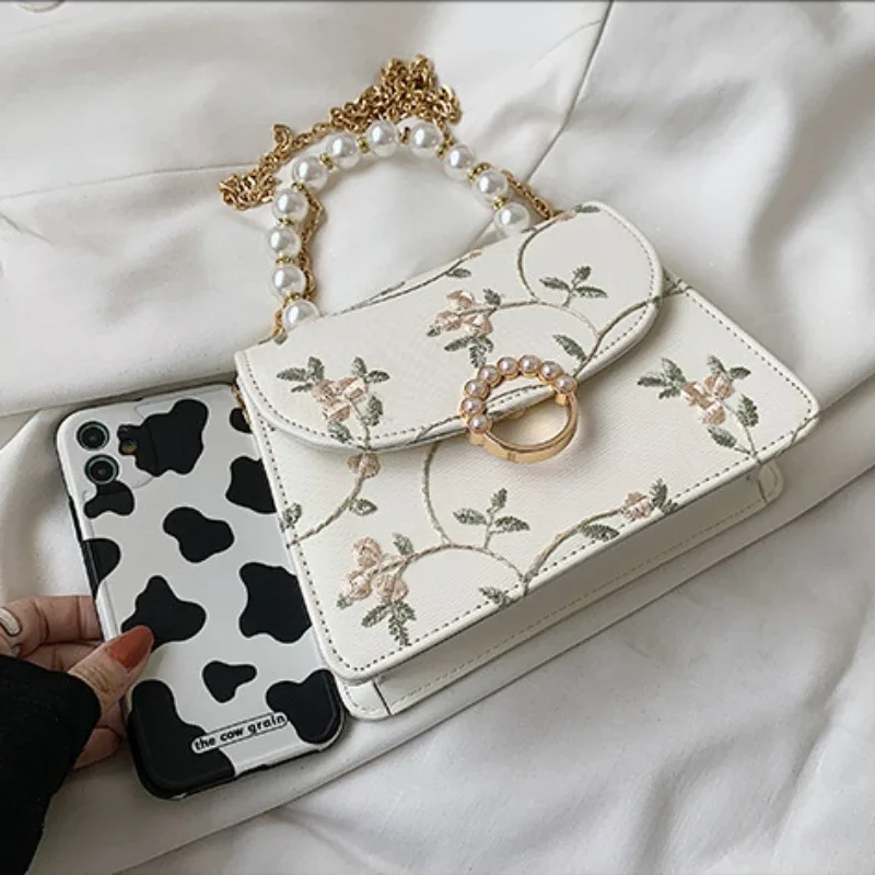 Женская сумка с бусинами в виде ракушек