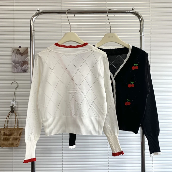 Женский вязаный кардиган с вышивкой вишни