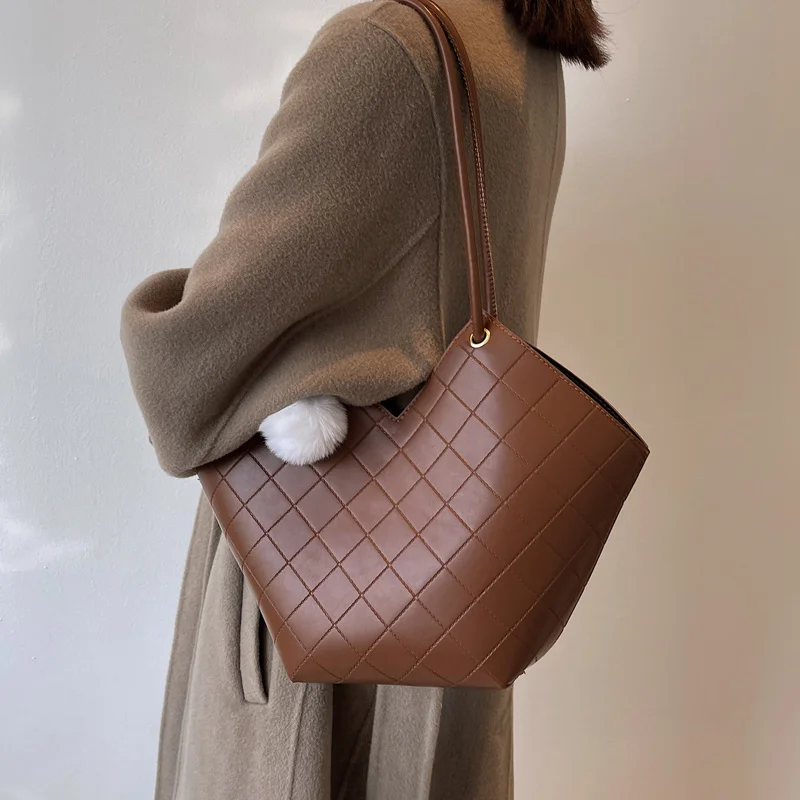 

2022 new woven women's shoulder bag, composite bag, luxury designer bag and fashion women's bag highlight your noble temperament