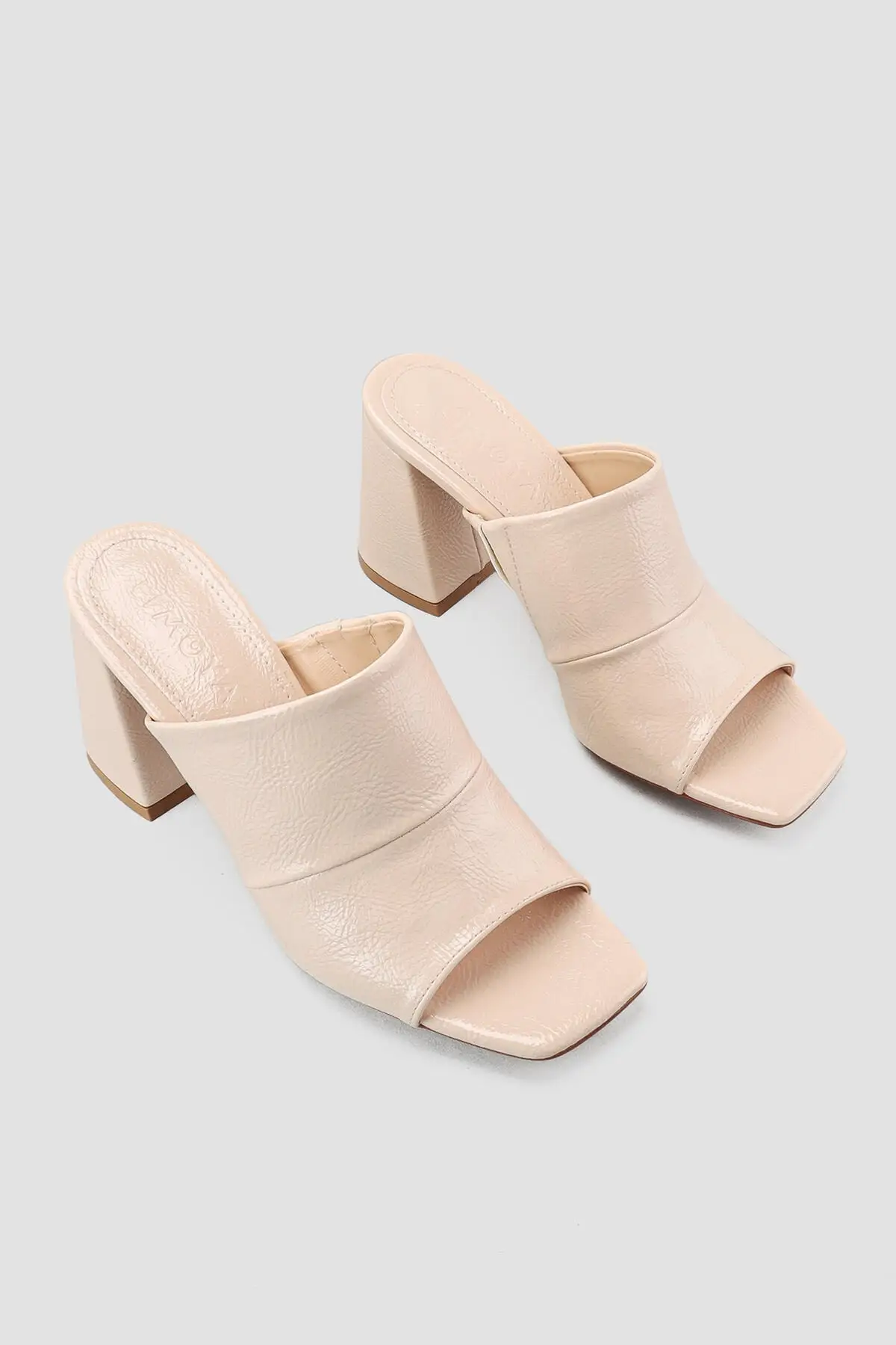 

Women's Skin Wrinkled Patent Leather Thick High-Heeled Slippers