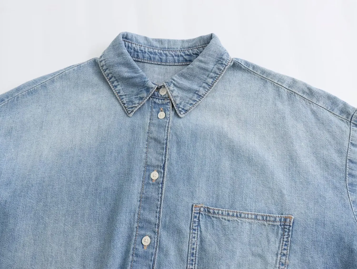 Куртка женская джинсовая однобортная короткая с карманами на осень