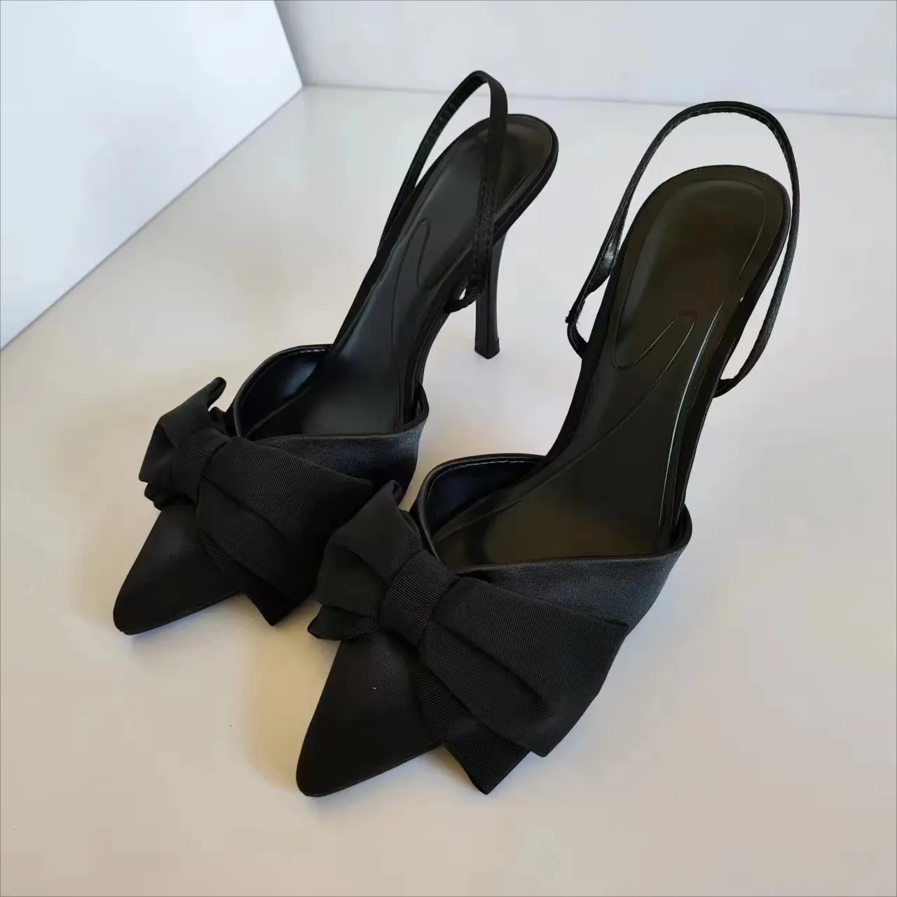 Женские туфли-лодочки на шпильке с острым носком высоком каблуке