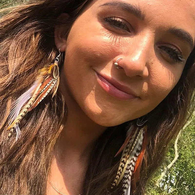 

Серьги из натуральных перьев естественного цвета теплые коричневые перья фазана и петуха длинные перья