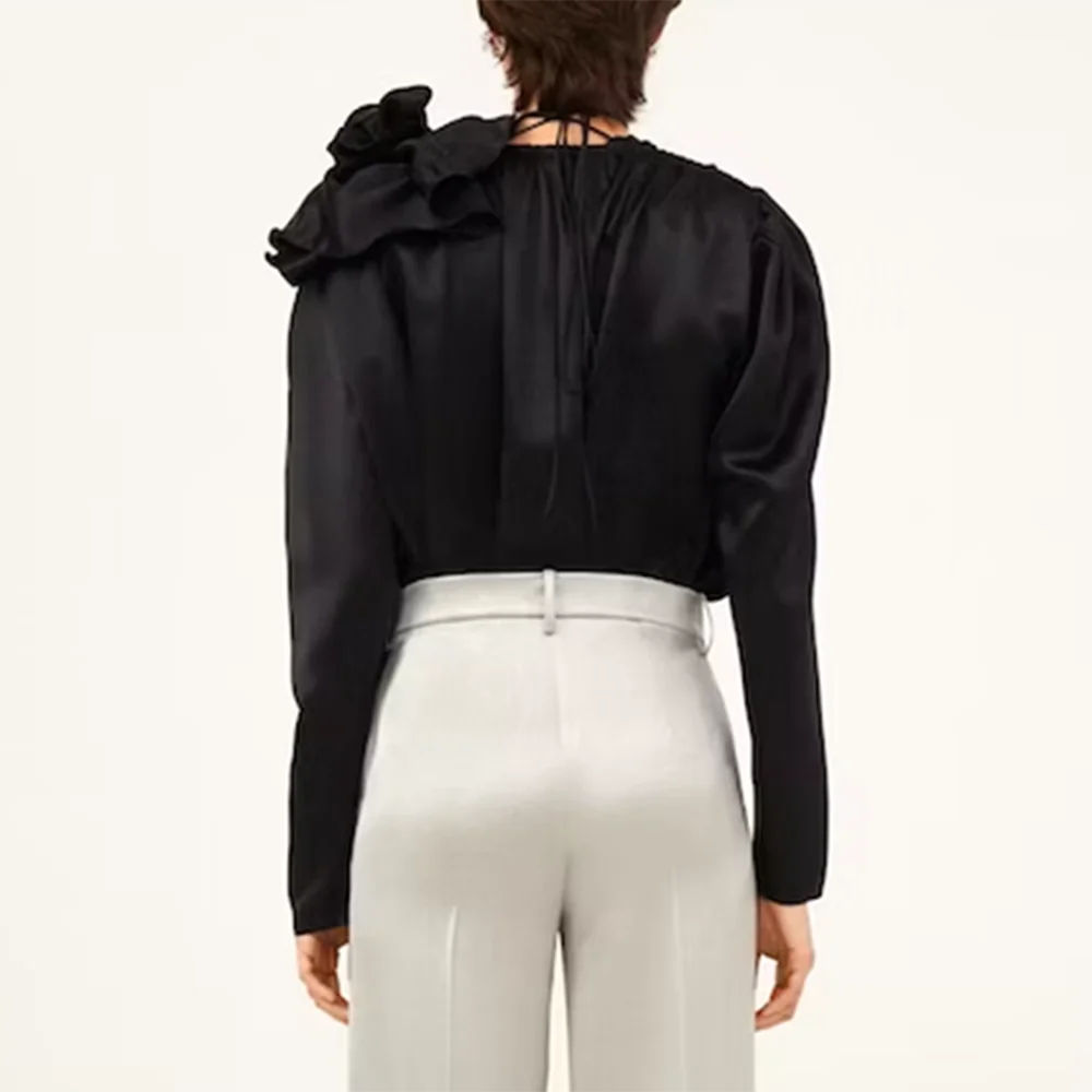 Женская блузка с аппликацией TWOTWINSTYLE белая однотонная составного кроя V-образным