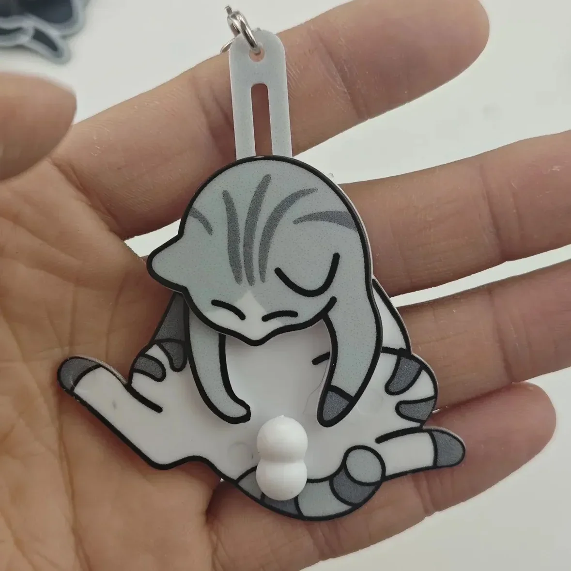 Пластиковый брелок с яйцом и котом