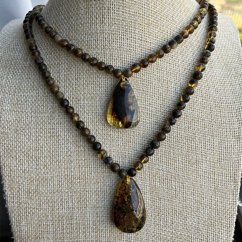 Ожерелье с подвеской из янтарного камня