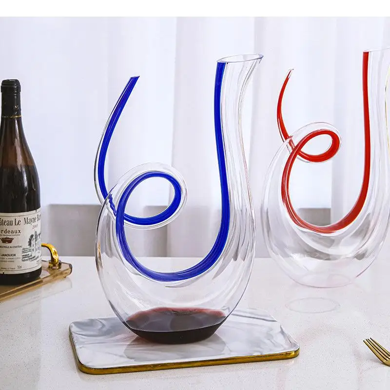 Простые стеклянные графины изысканный наливной аппарат современные