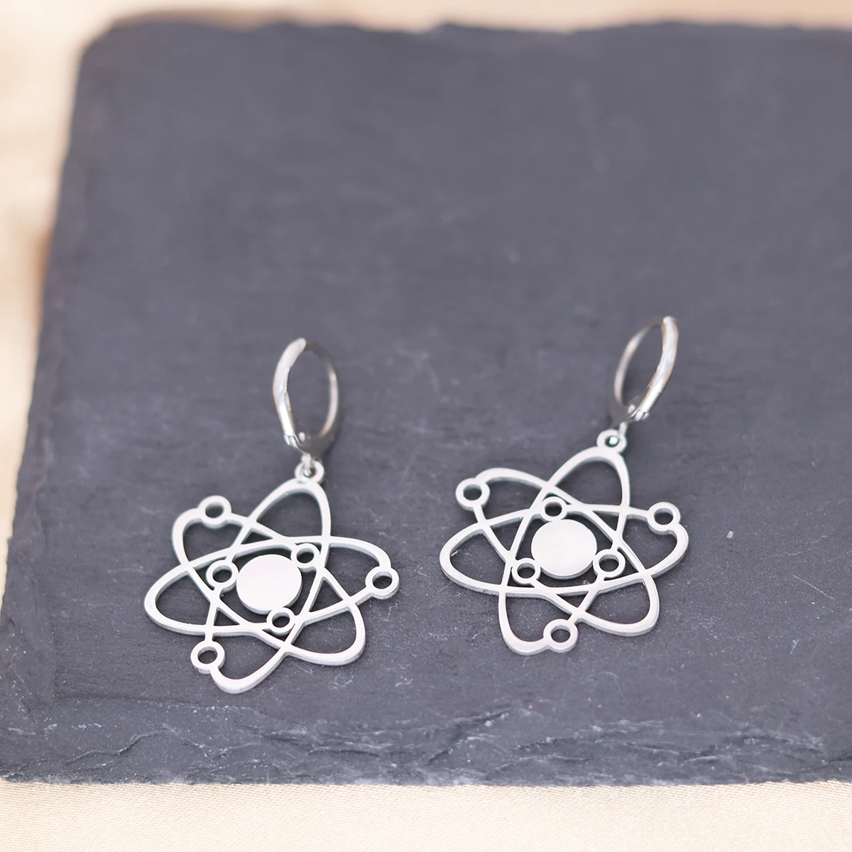 Женские серьги-кольца с Atom и углеродом