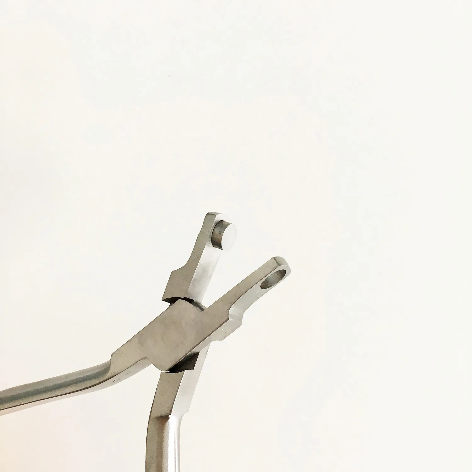 

Стоматологический выравниватель, штамповочные плоскогубцы, термическая формовка, полулунный вырез, резак, язычный