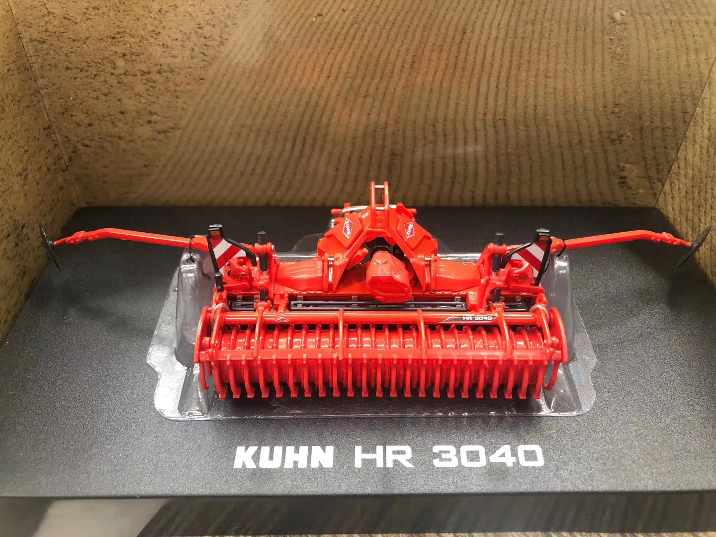 

UH 1:32 KUHN HR 3040 трактор, сплав, модель 5219, подарки, Сувенирные игрушки