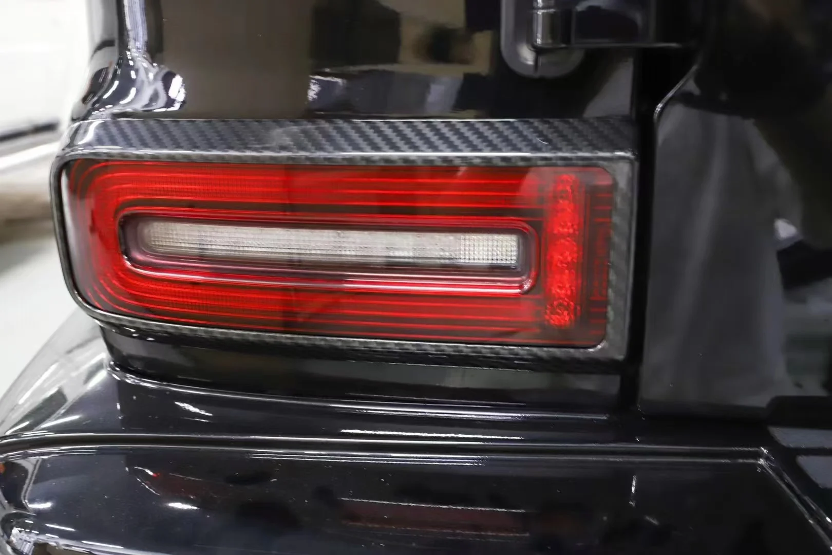 Фото Накладки на задние фонари из карбона для Mercedes-Benz G-класса W464 W463A W465 G500 G63 G550 G450d 2019-2026 годов, боковые декоративные накладки для G-Wagon №3