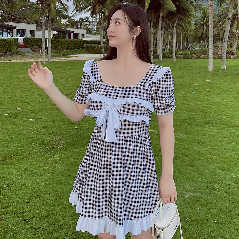 

Женский слитный купальник с оборками и чашками пуш-ап