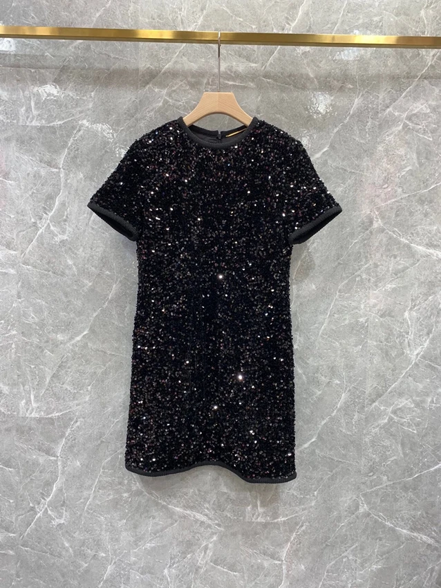 

Женское облегающее платье с коротким рукавом и круглым вырезом