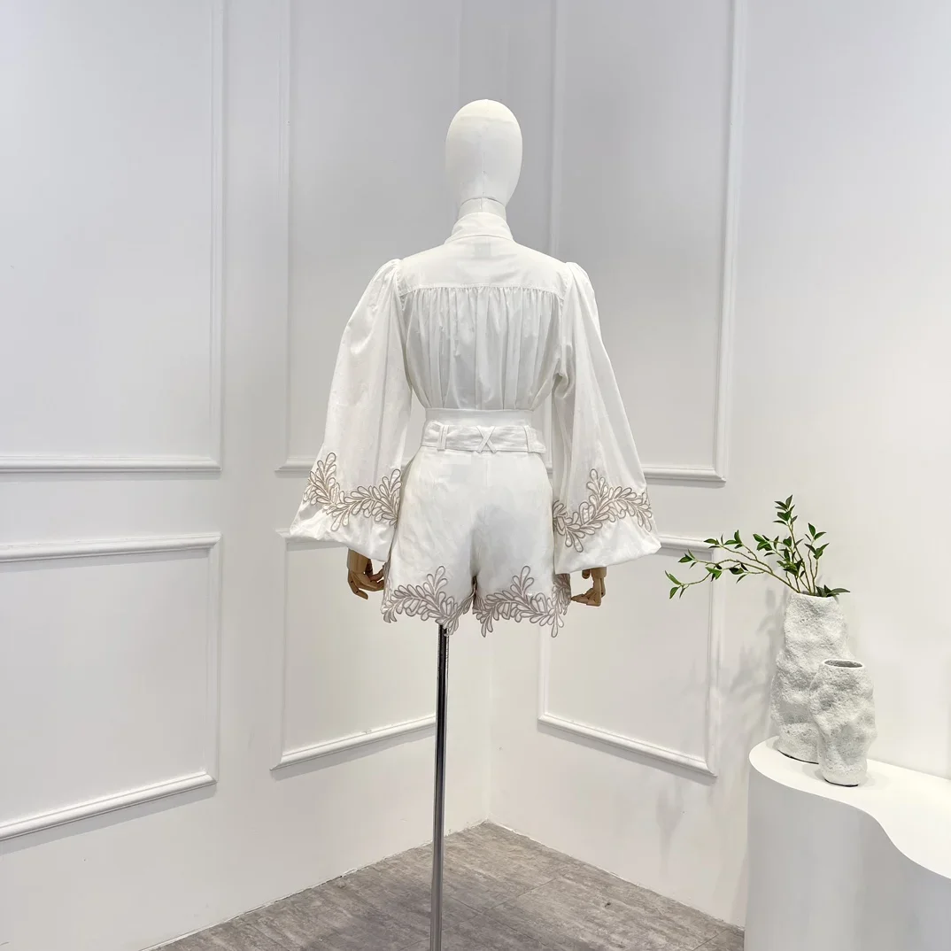 Женский офисный костюм белая однотонная блузка с длинным рукавом и шорты