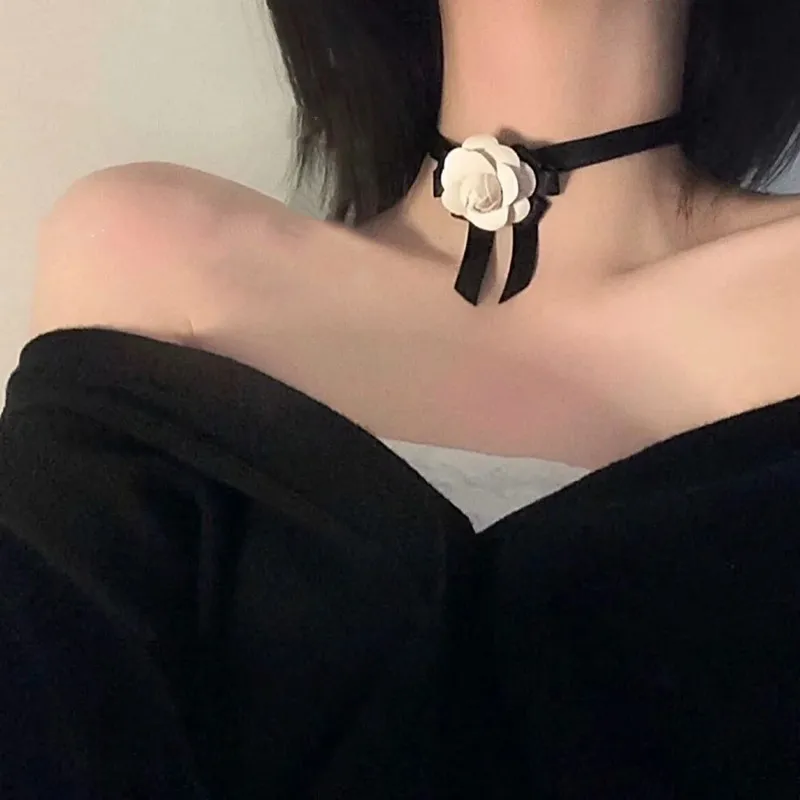 

Женское колье с черным бантом, на цепочке длиной до ключиц