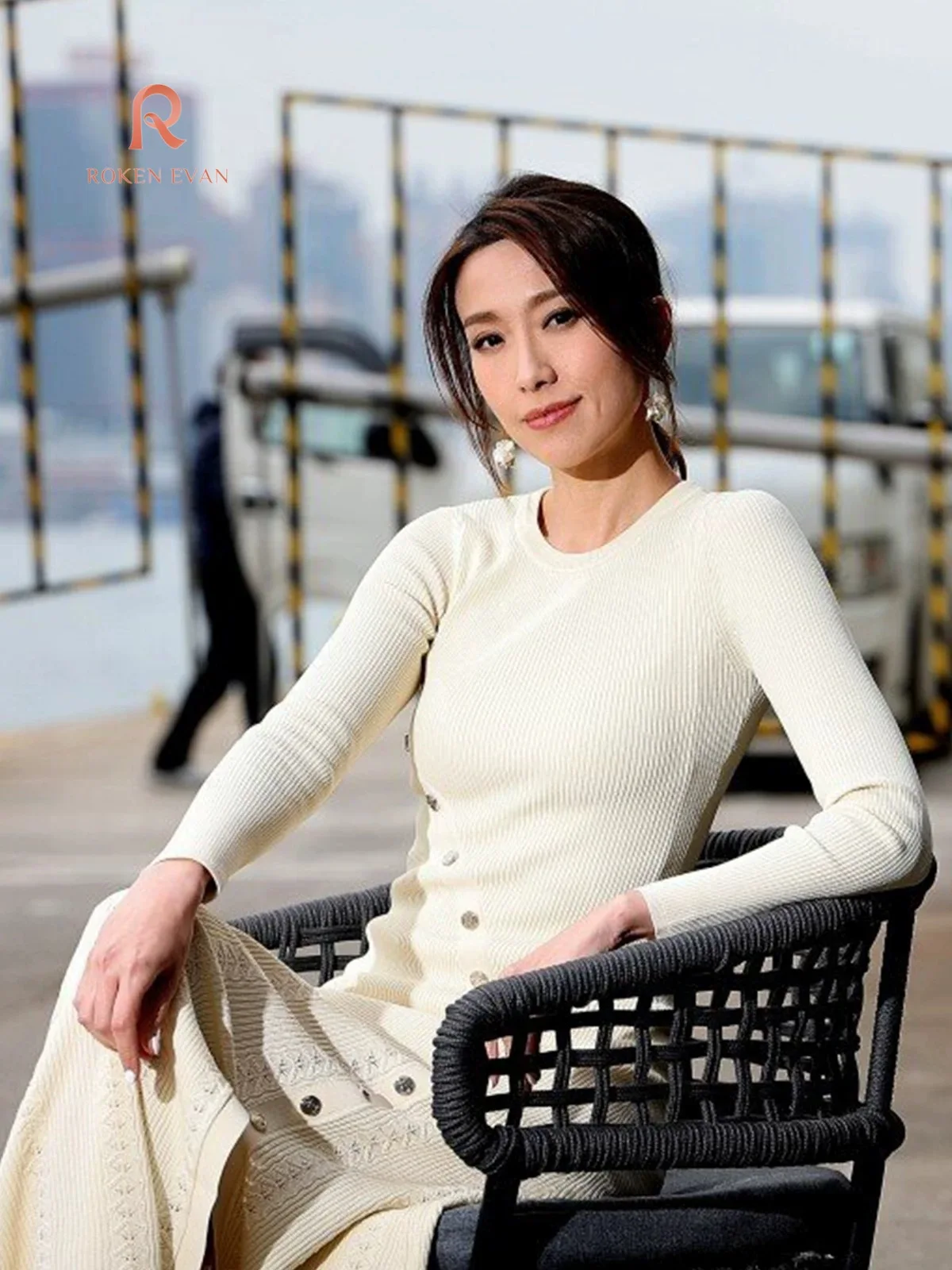 ROKEN EVAN 2024 трикотажное длинное платье с металлической пряжкой и разрезом спереди