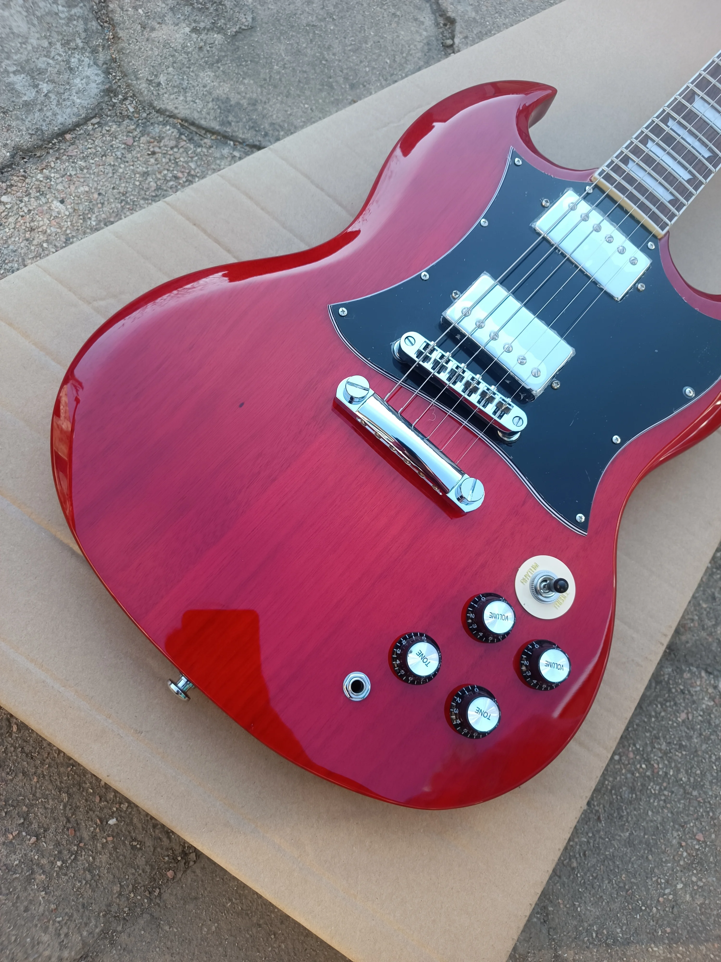 

В наличии-электрическая гитара, прозрачная краска вишневого цвета, корпус из красного дерева, никель-Хромовая фурнитура