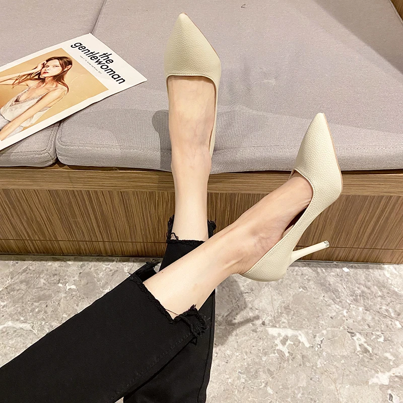 Новые осенние туфли на тонком каблуке женские без шнуровки высоком с заостренной