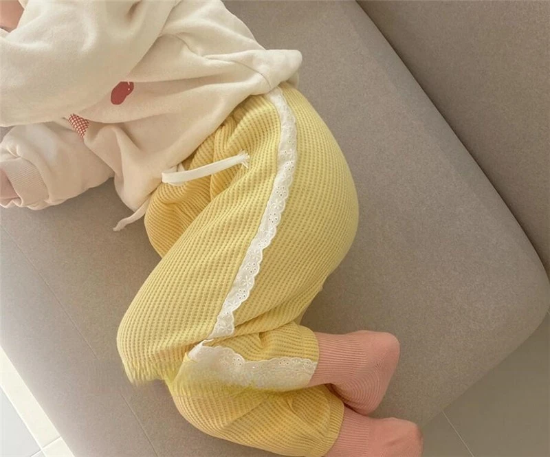 

Одежда для маленьких девочек 2022, рубашка с круглым вырезом, корейская детская одежда, весенние детские кружевные повседневные брюки с боков...