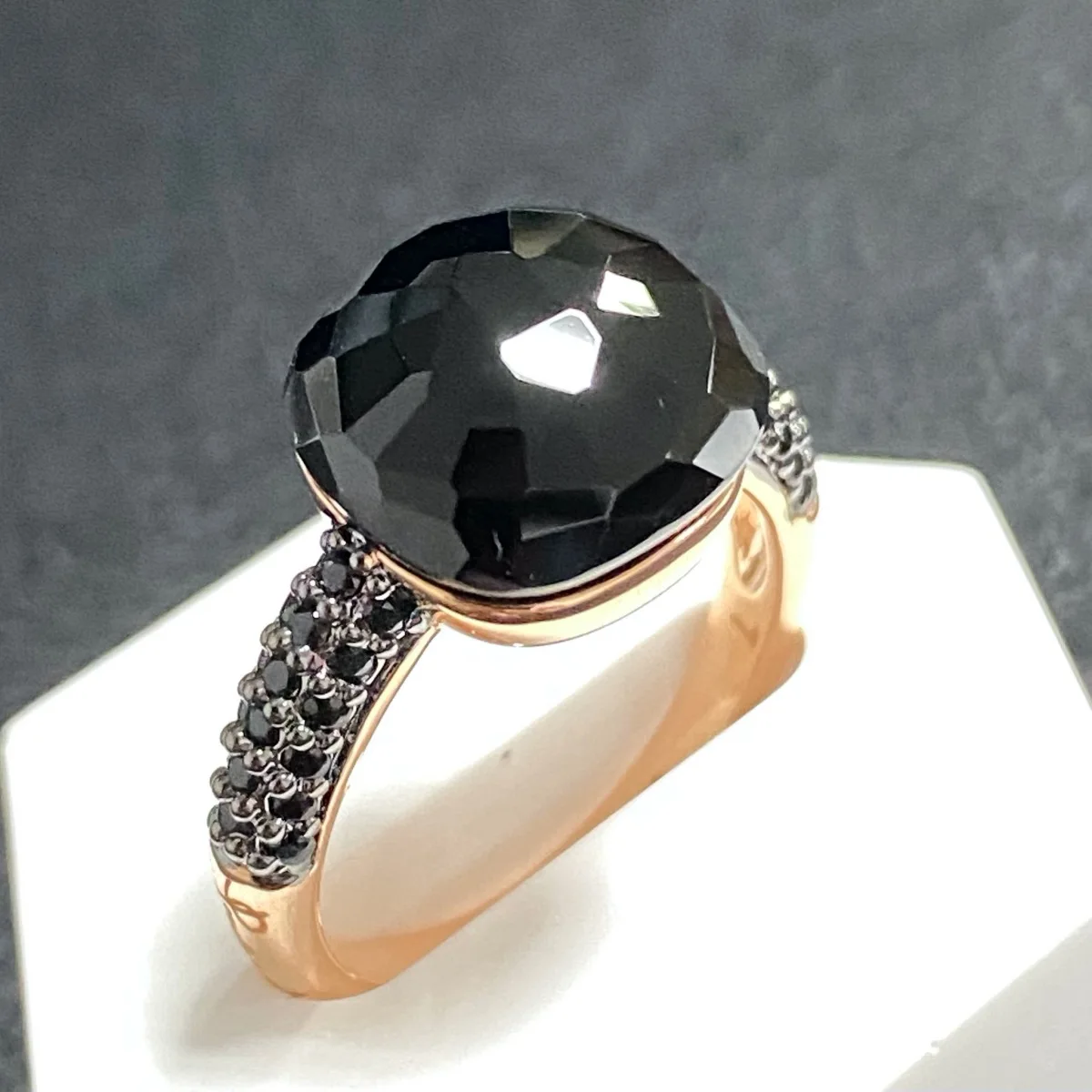 

Кольцо Pomellato из черного оникса с инкрустацией из черного циркона с черным покрытием пистолетом, плоское кольцо с кристаллом 12,6 мм для женщин...