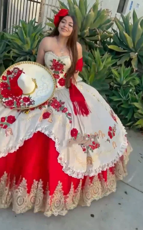 Красное белое без бретелек мексиканское charro платье принцессы Quinceanera 2025 пончо на