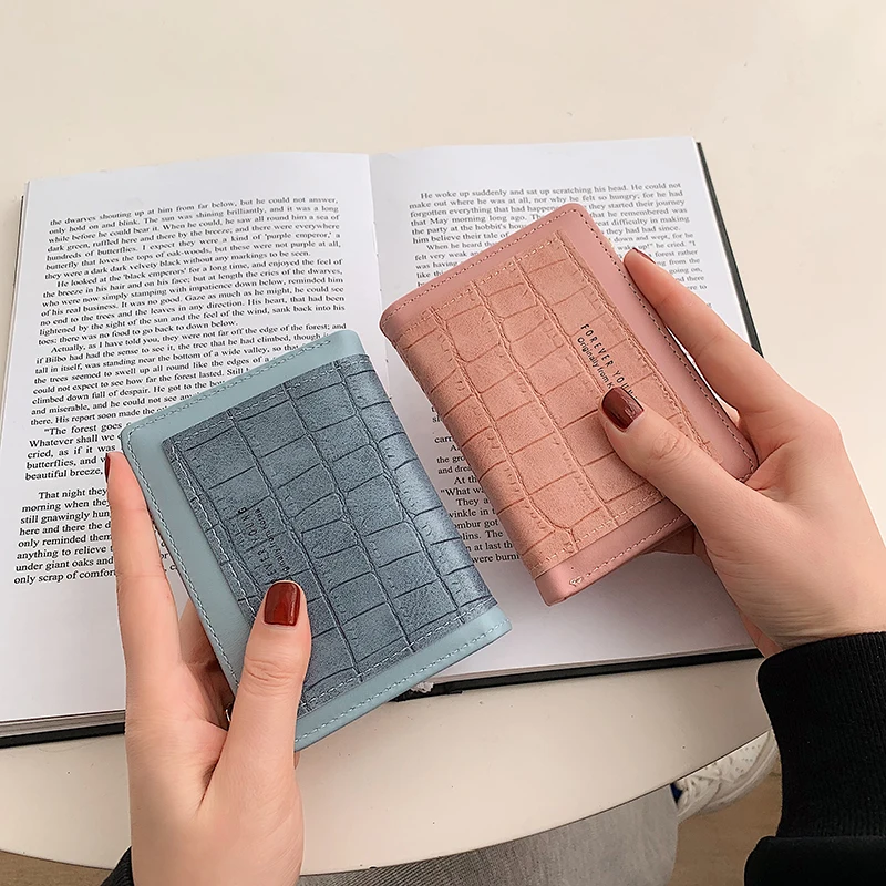 

Новинка 2022, маленькие женские кошельки с каменным узором, короткие женские кожаные кошельки, держатель для карт, портмоне с карманами для же...