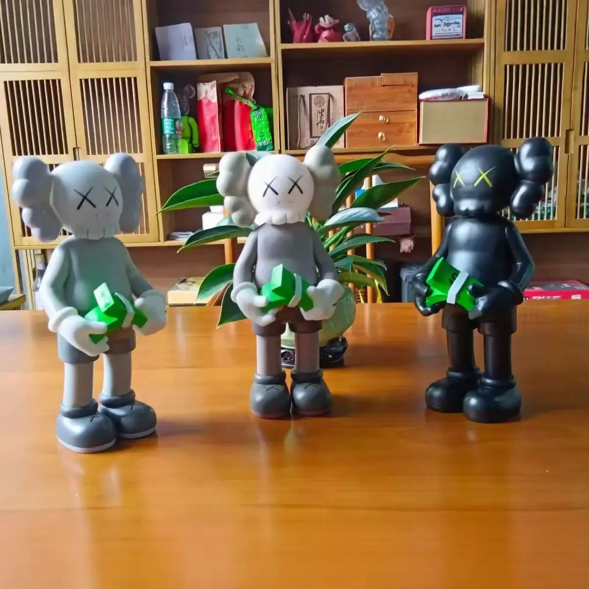Фото Фигурка-статуэтка «Дерзкий Медведь» в стиле KAWS, 3 цвета, настольная скульптура, декор для гостиной и рабочего стола, подарок для взрослых коллекционеров №2